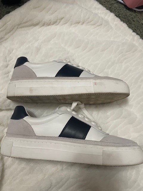 Size 7.5 - Antonio Melani sneakers